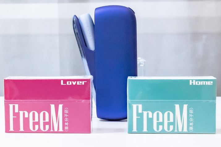 「FreeM」のフレーバーは、スイカメンソール（左）、ミントメンソール（写真右）の2種類。20本入り2箱セットで999円（税込）だったので、1箱換算すると500円程度だ