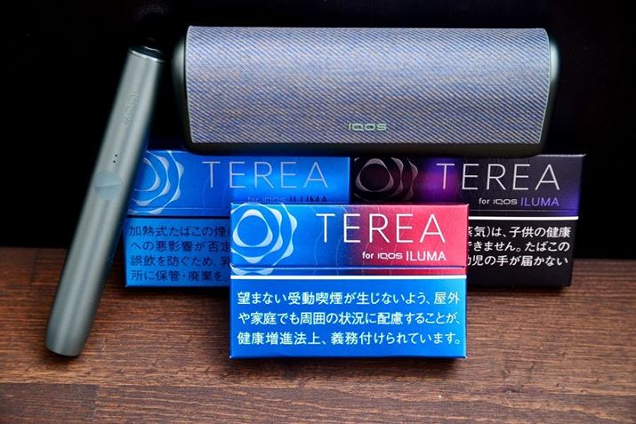 The center of the photo is the new product TEREA Ruby Regular. Using the IQOS ILUMA Prime device (top photo), we compared TEREA Regular (left photo) and TEREA Black Purple Menthol (right photo).