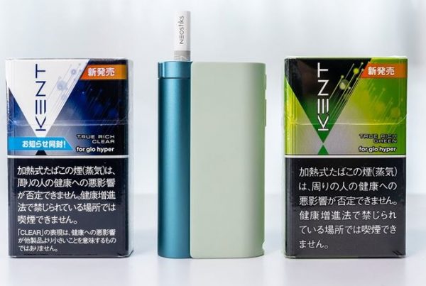 BAT's Glow Hyper series of heated cigarette sticks Kent Neostick True Rich Clear (left) and Kent Neostick True Rich Green cigarettes. Released on August 29, 2022, 500 yen for a pack of 20 bottles (available at convenience stores, GLO stores, general tobacco stores, and glo & VELO official online shops nationwide)