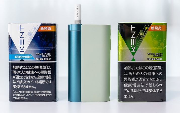 BAT's Glow Hyper series of heated cigarette sticks Kent Neostick True Rich Clear (left) and Kent Neostick True Rich Green cigarettes. Released on August 29, 2022, 500 yen for a pack of 20 bottles (available at convenience stores, GLO stores, general tobacco stores, and glo & VELO official online shops nationwide)