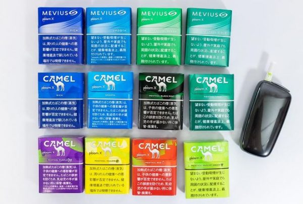 Some of the cigarette sticks available in the new model of heated tobacco device "Plume X" (far right in the photo). The "Mobius" series is 570 yen including tax for a pack of 20 bottles, and the "Camel" series is 500 yen including tax for a pack of 20 bottles.