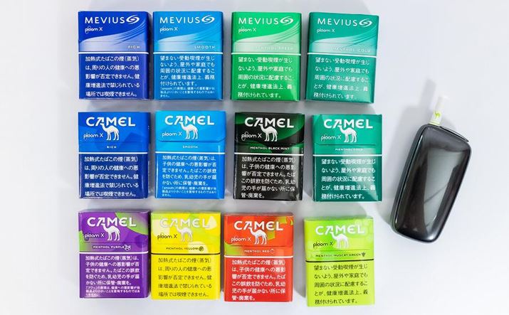 Some of the cigarette sticks available in the new model of heated tobacco device "Ploom X" (far right in the photo). The "Mobius" series is 570 yen including tax for a pack of 20 bottles, and the "Camel" series is 500 yen including tax for a pack of 20 bottles.